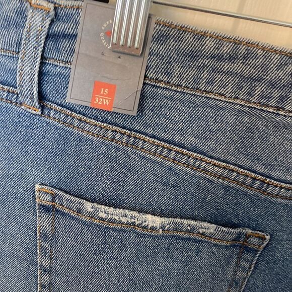 NWT- rewind high rise, medium wash- distressed Jean shorts- size 15/32W - Picture 7 of 13